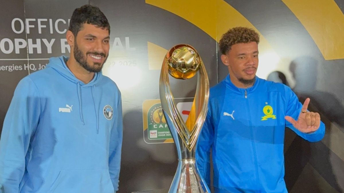 علي جبر مع كأس دوري أبطال أفريقيا الجديد