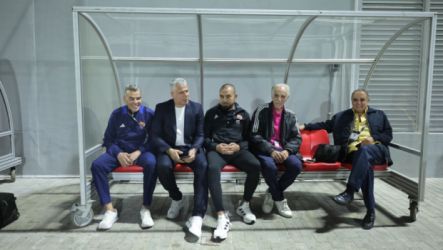 وائل جمعة يزور بعثة الأهلي في قطر