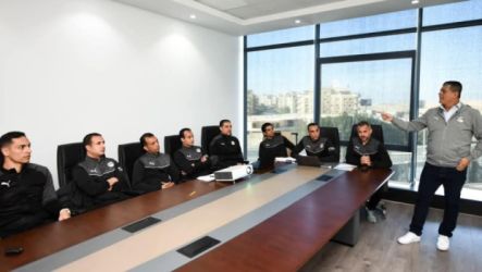 أوسكار رويز يجتمع بحكام القمة