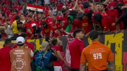 حديث لاعبي الأهلي مع الجماهير حديث لاعبي الأهلي مع الجماهير