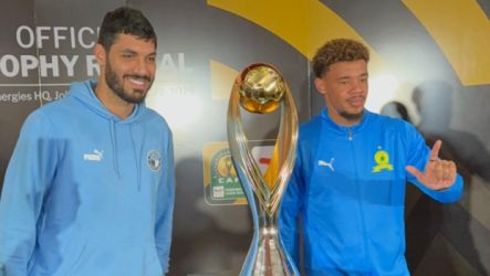 علي جبر مع كأس دوري أبطال أفريقيا الجديد علي جبر مع كأس دوري أبطال أفريقيا الجديد
