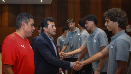 وزير الرياضة يزور منتخب 17 سنه وزير الرياضة يزور منتخب 17 سنه