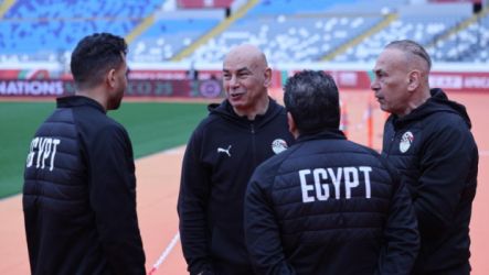 حسام حسن يتفقد أرضية ملعب مباراة نيجيريا