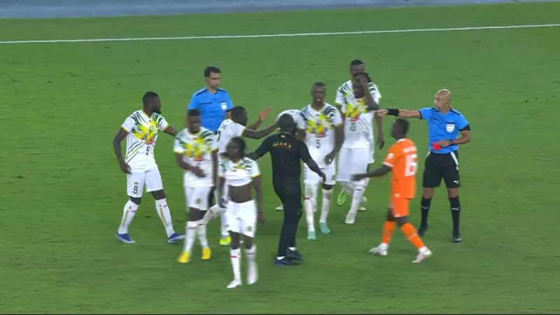 اشتباك محمد عادل ولاعبي مالي اشتباك محمد عادل ولاعبي مالي