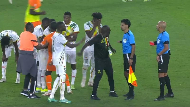 اشتباك محمد عادل ولاعبي مالي اشتباك محمد عادل ولاعبي مالي